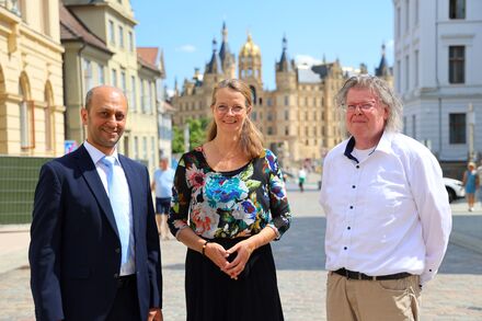Prof. Dr.-Ing. John Nassour, Wissenschaftsministerin Bettina Martin, Prof. Dr. jur. Sven-Uwe Burkhardt; Foto: Sabrina Scholz/WKM