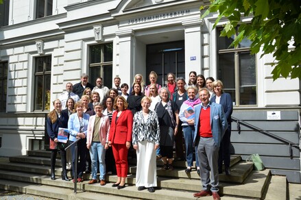 Gleichstellungsministerin Jacqueline Bernhardt (Mitte links) , die Landesbeauftragte für Frauen und Gleichstellung Monique Tannhäuser (3.v.l.), Vize-Landtagspräsidentin Elke-Annette Schmidt (Mitte rechts), Martina Tegtmeier, MdL (2.v.l.), Opferhilfebeauftragter Dr. Joachim Kronisch (rechts) und weitere Teilnehmende der Kick-Off-Veranstaltung. @JM