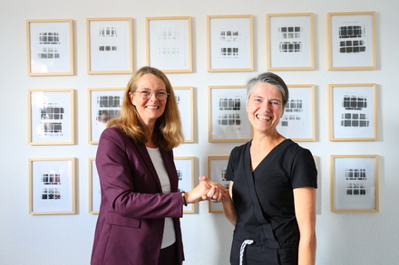 Kulturministerin Bettina Martin und Iris vom Stein; Foto: Sabrina Scholz/WKM