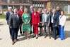 Justizministerin Jacqueline Bernhardt (Mitte), Staatssekretärin Babette Bohlen (3.v.r.), JVA-Leiterin Kirstin Böcker (4.v.l.), MdL Michael Noetzel (3.v.l.), MdL Dirk Stahmer (5.v.r.) sowie frühere und aktuelle Vertreterinnen und Vertreter der JVA Waldeck, des Anstaltsbeirats und des Ministeriums. @JM