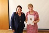 Ministerin Drese hatte zum Abschied von DBK-Geschäftsführerin Gudrun Kappich ein ganz besonderes &bdquo;Geschenk&ldquo; dabei. Fördermittel in Höhe von gut 30 Millionen Euro für die Erneuerung der Notaufnahme (Quelle: DBK Neubrandenburg).