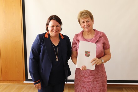 Ministerin Drese hatte zum Abschied von DBK-Geschäftsführerin Gudrun Kappich ein ganz besonderes &bdquo;Geschenk&ldquo; dabei. Fördermittel in Höhe von gut 30 Millionen Euro für die Erneuerung der Notaufnahme (Quelle: DBK Neubrandenburg).