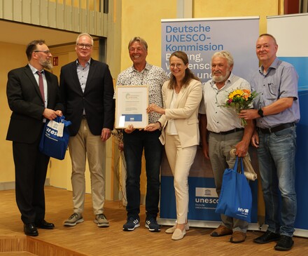 Ministerin Martin mit den Initiatoren der Traditionellen Kleinen Küstenfischerei an der Ostseeküste und in den Boddengewässern Mecklenburg-Vorpommerns