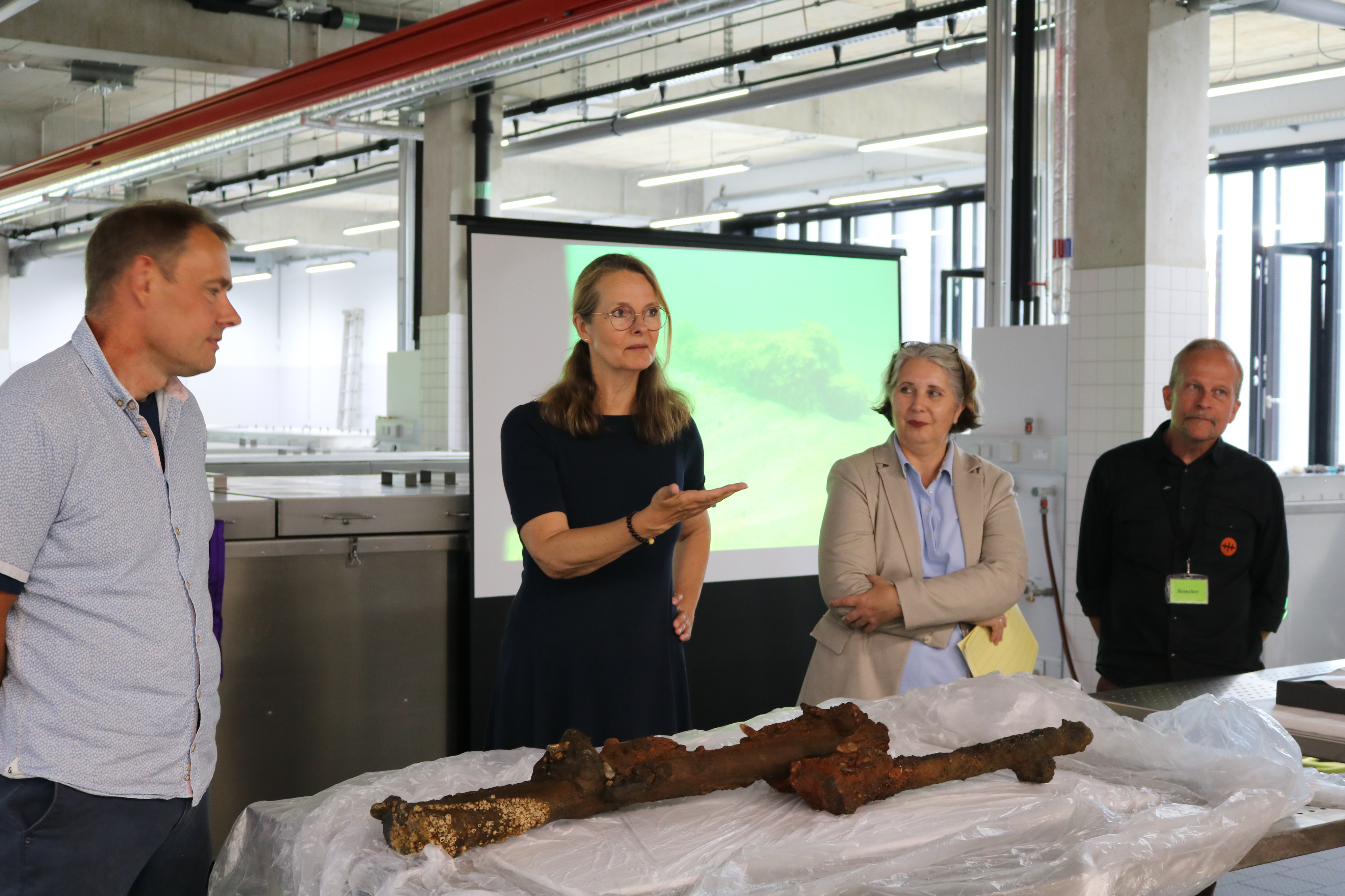 Dr. Jens Auer, Ministerin Bettina Martin, Dr. Ramona Dornbusch und Dr. Patrik Höglund bei der Präsentation der Fundstücke; Foto: Dr. Rita Gerlach-March/WKM MV