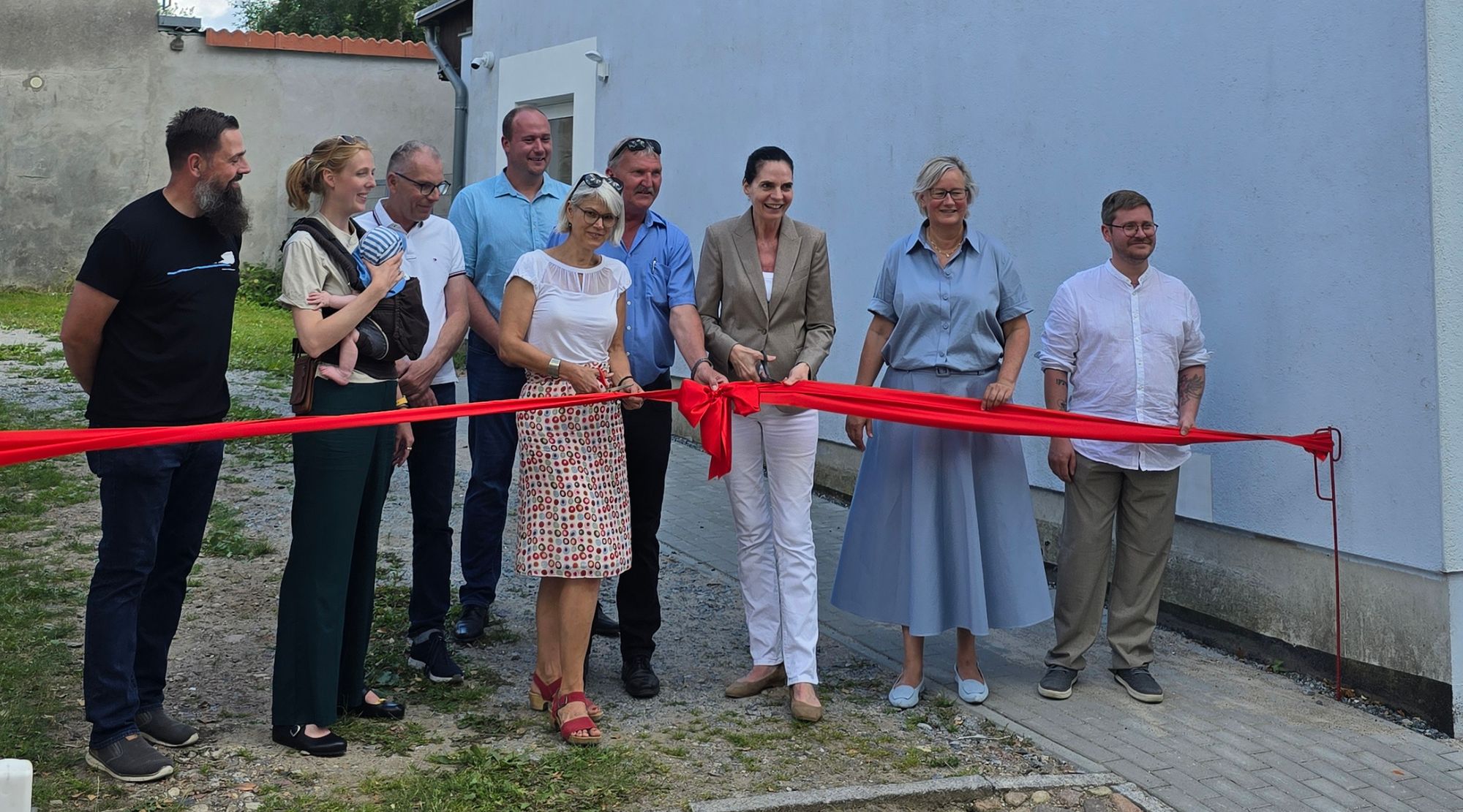 Wirtschaftsstaatssekretärin Ines Jesse (3.v.r.) zur Ladeneröffnung in Tribsees (© WM)
