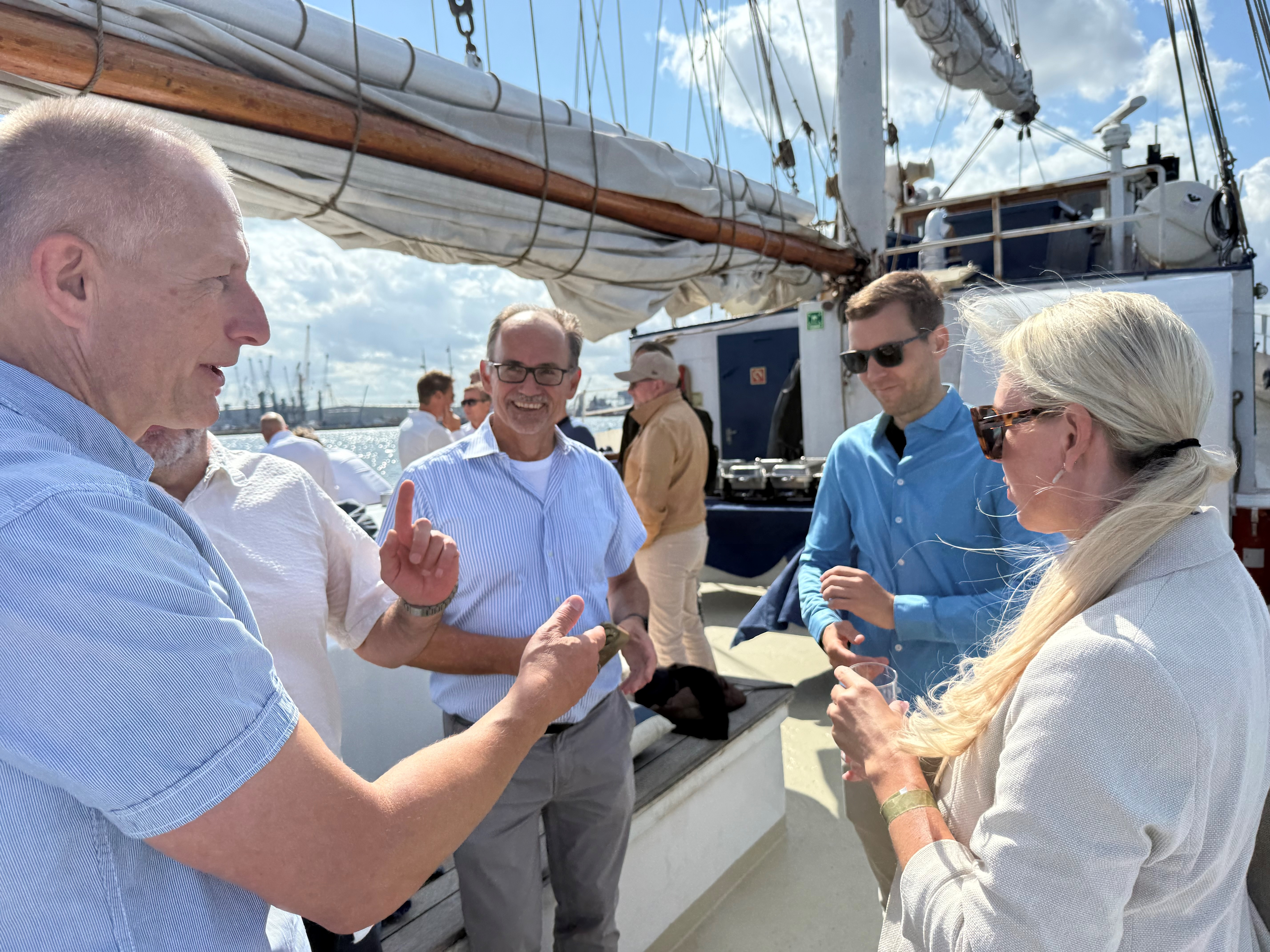 Wirtschaftsminister Dr. Wolfgang Blank (M.) bei der Eröffnung der Hanse Sail 2026  (© WM)