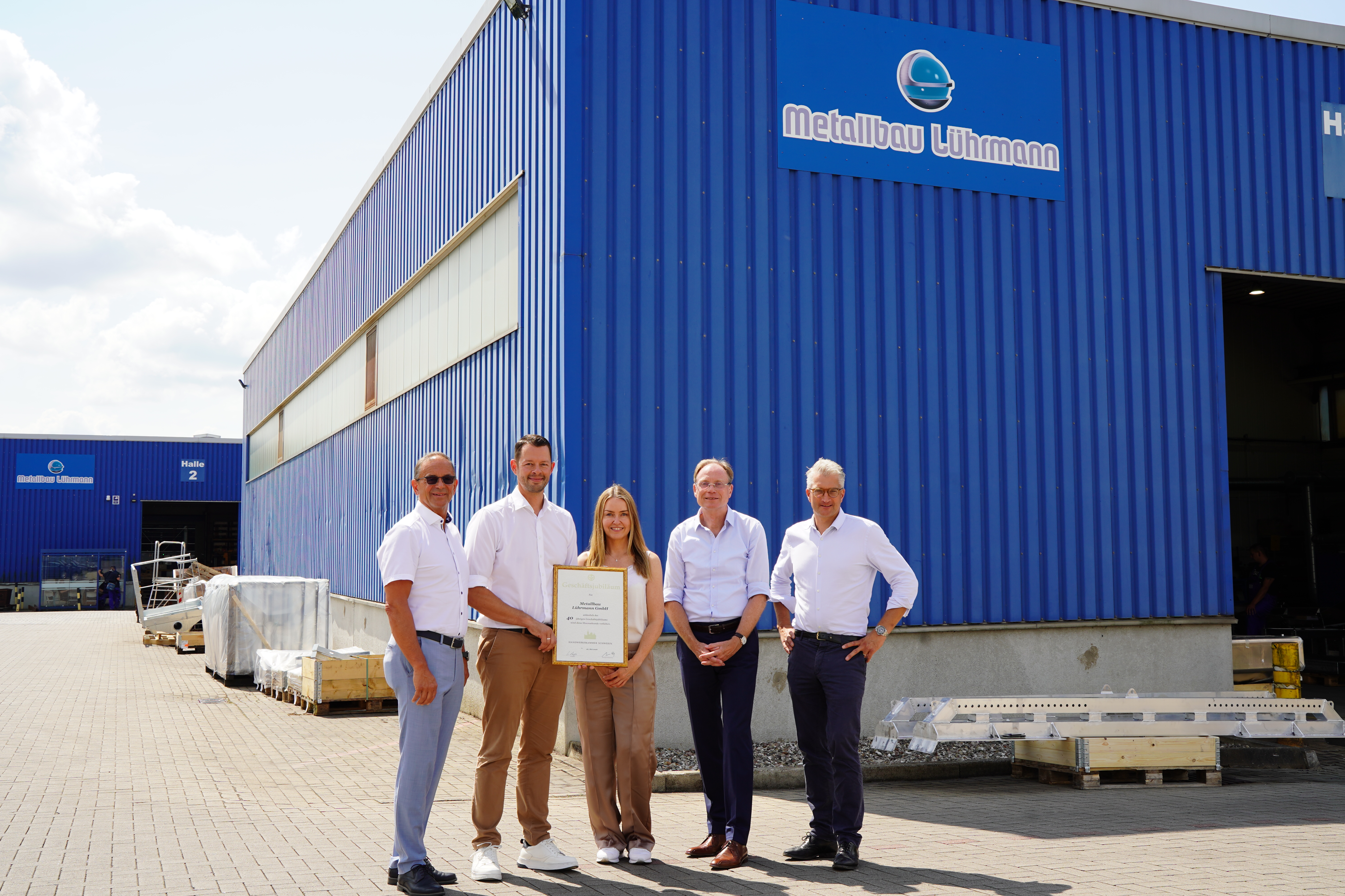 Wirtschaftsstaatssekretär Jochen Schulte (2.v.r.) bei der Metallbau Lührmann GmbH in Laage (© WM)