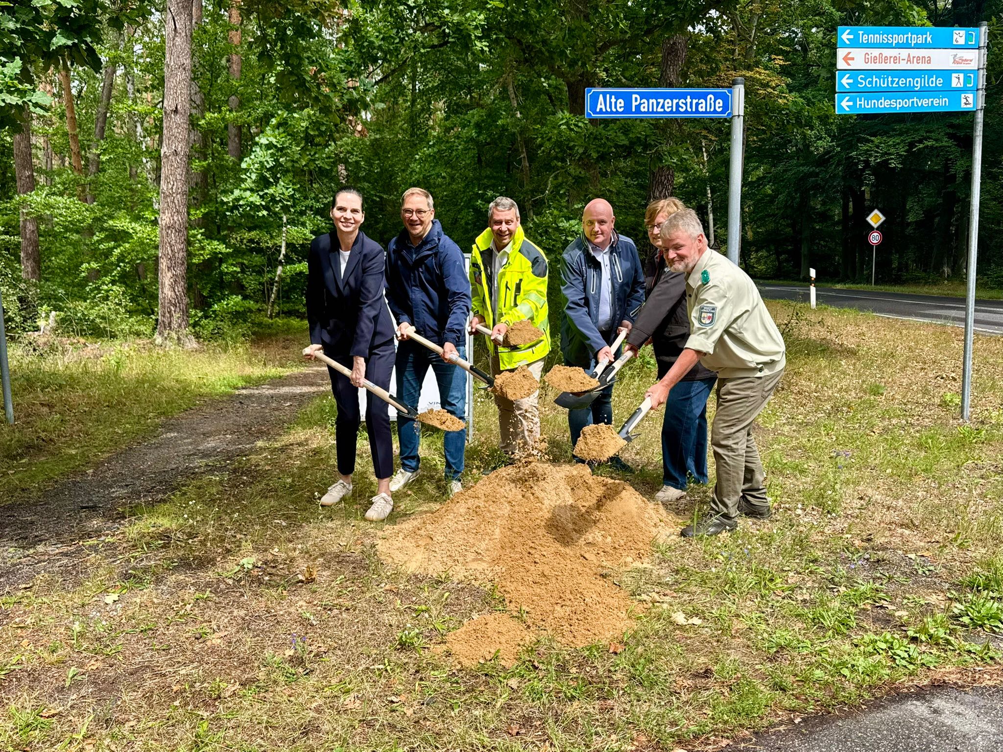 Wirtschaftsstaatssekretärin Ines Jesse (l.) beim ersten Spatenstich in Torgelow (© WM)