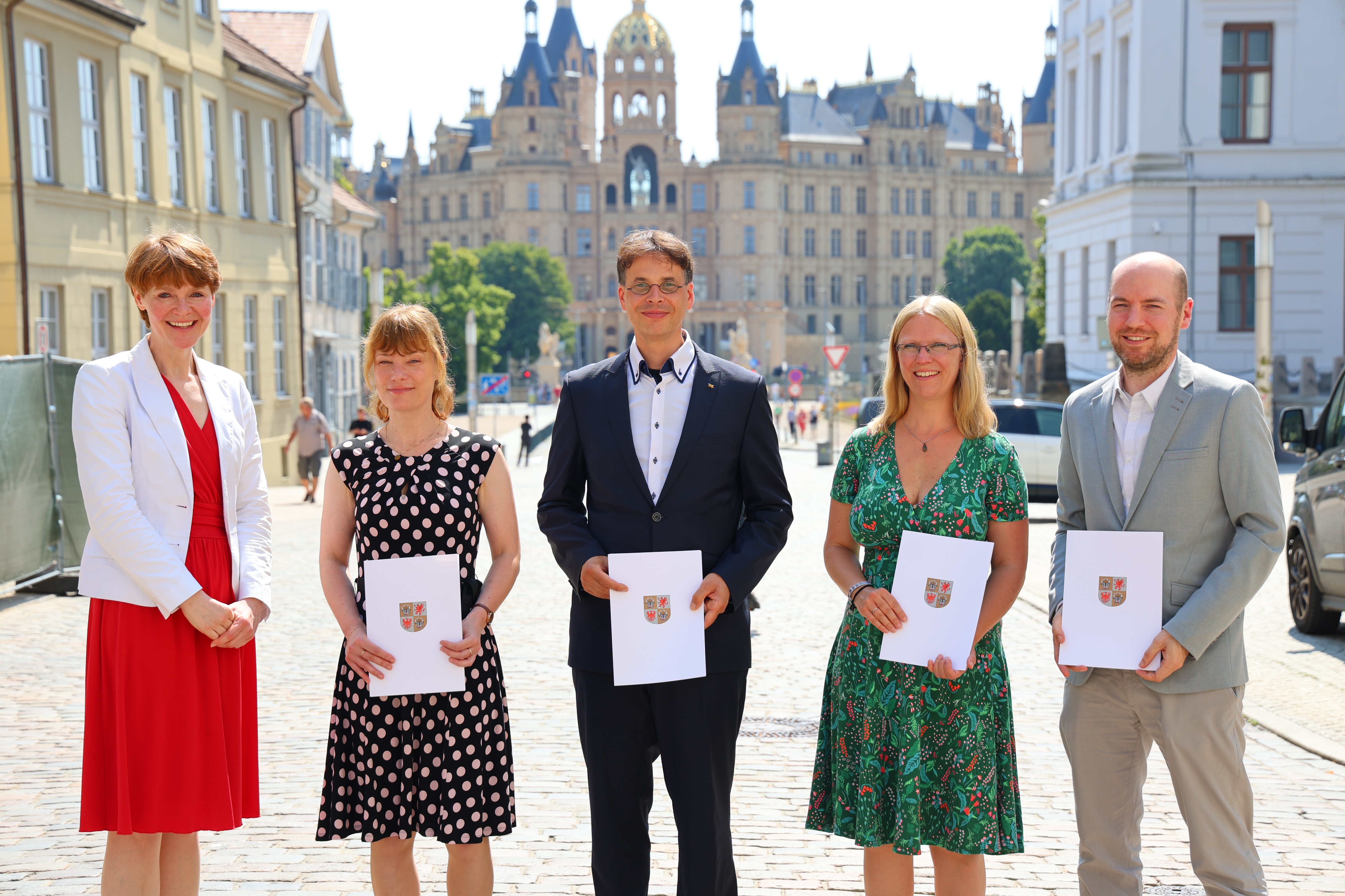 v.l.: Staatssekretärin Susanne Bowen, Prof. Dr. rer. med. Sophie Baumann, Prof. Dr. rer. nat. Jens Berdermann, Prof. Dr. rer. nat. Ilka Vosteen, Prof. Dr. rer. nat. Paul Daniel Wagner