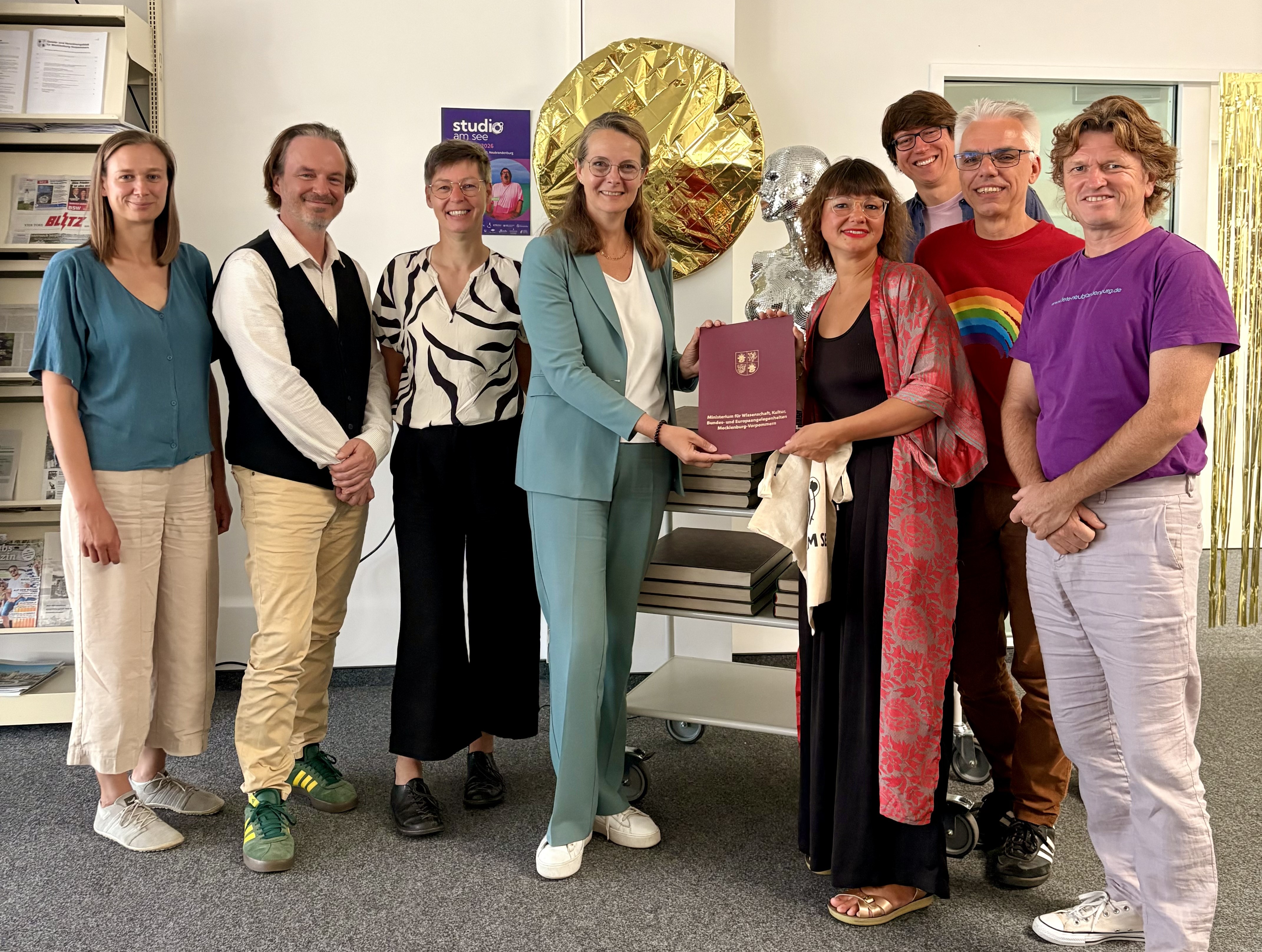 Kulturministerin Bettina Martin (Mitte) bei der Bescheidübergabe an Vertreterinnen und Vertreter des Vereins Studio e. V. und der Stadtverwaltung Neubrandenburg, darunter Birger Maßmann, Fachbereichsleiter Schule, Kultur & Sport (2. von links), Foto WKM MV