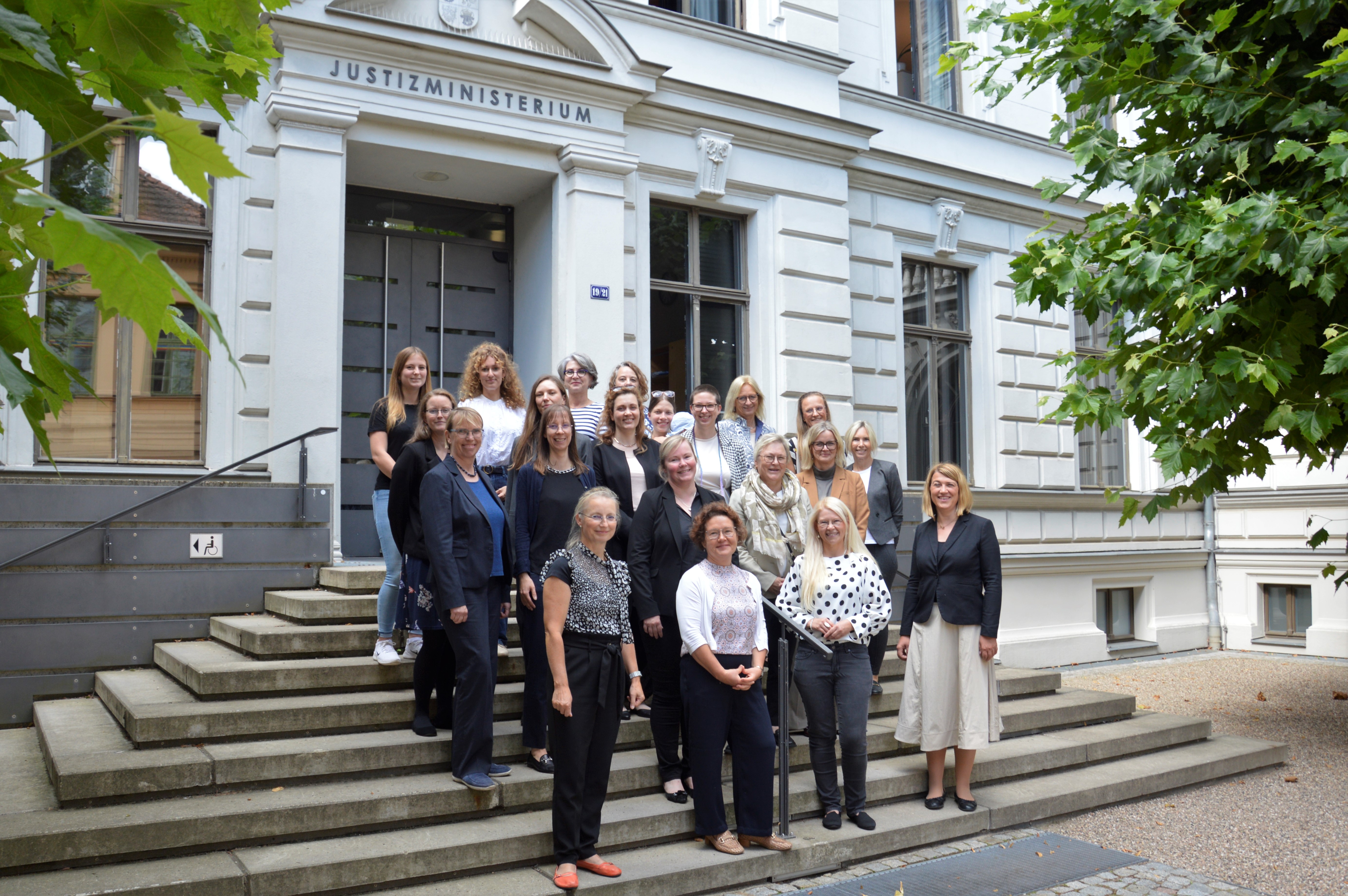 Justizministerin Jacqueline Bernhardt (rechts) mit den Mentees und Mentorinnen. @JM