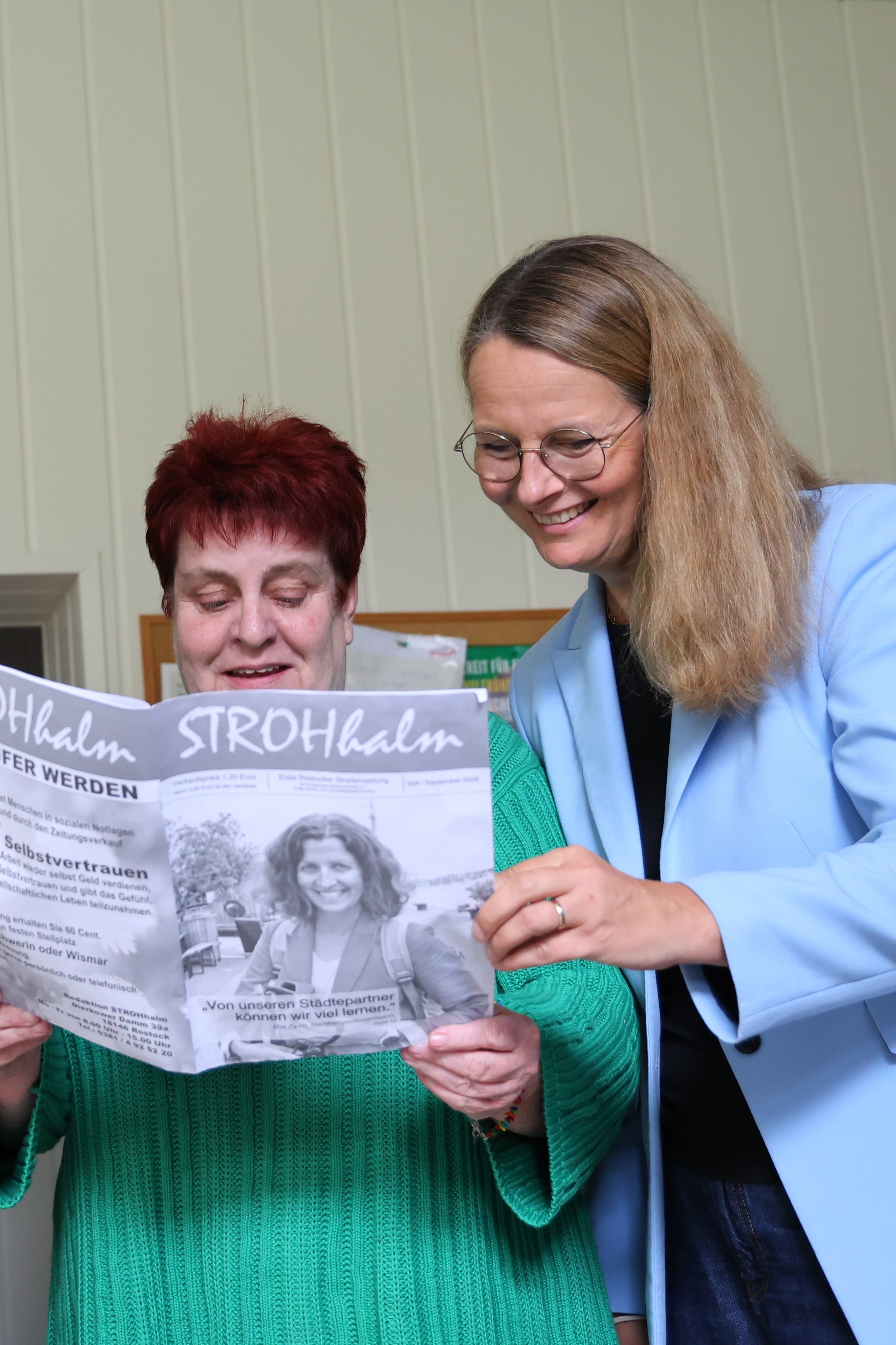 v.l. Babette Limp-Schelling (Geschäftsführerin Wohltat e.V.) und Kulturministerin Bettina Martin (Quelle: WKM)