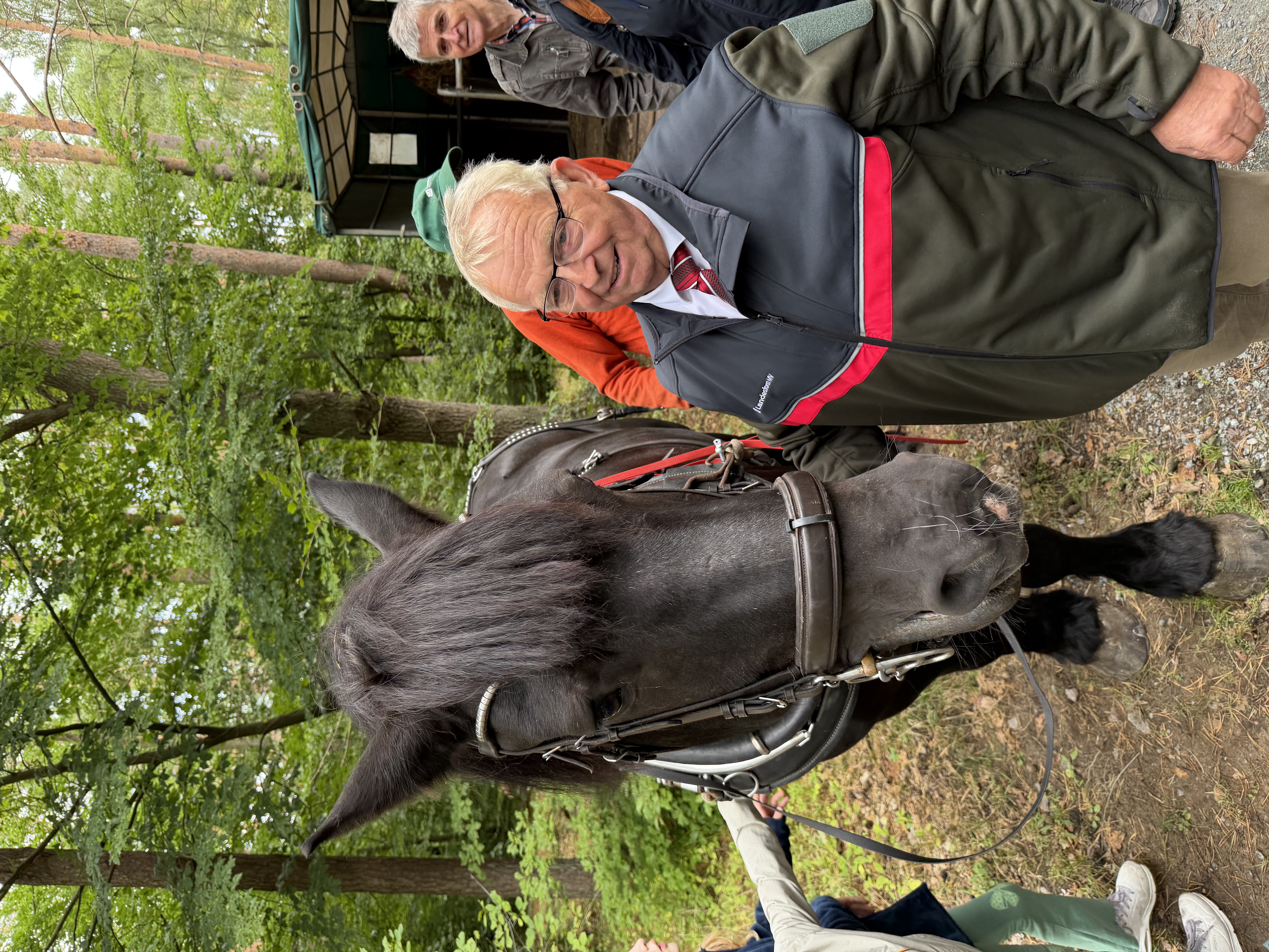 Minister Backhaus und Rückepferd Fritz