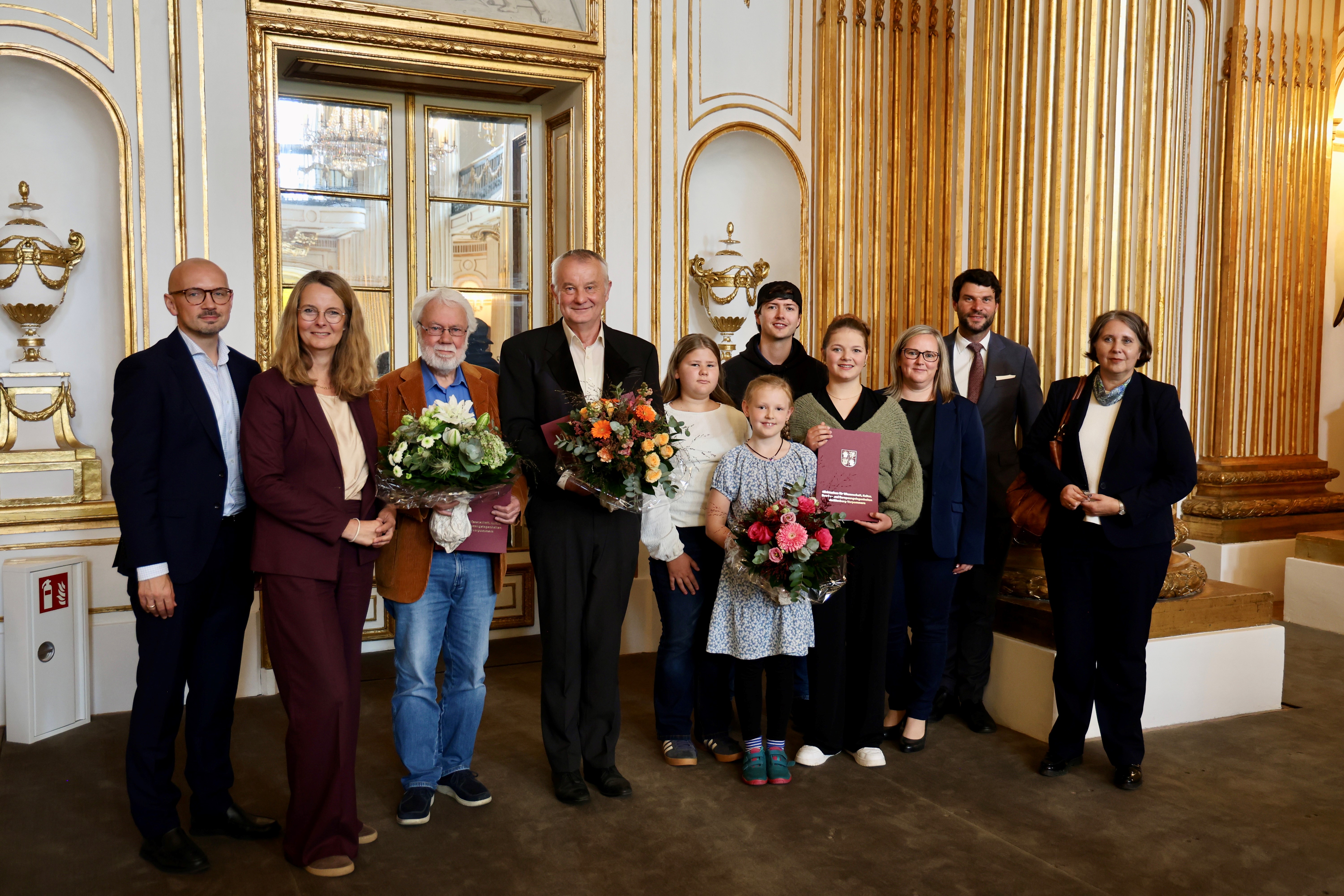 v.l.n.r. Landrat Stefan Sternberg, Kulturministerin Bettina Martin, H. Konrad / Basiskulturfabrik, Dr. Albrecht, vier von 14 Kindern aus Wismar / Denk Mal! mit Betreuerin, Christian Winter MdL, Fr. Dr. Dornbusch / Direktorin des LAKD MV