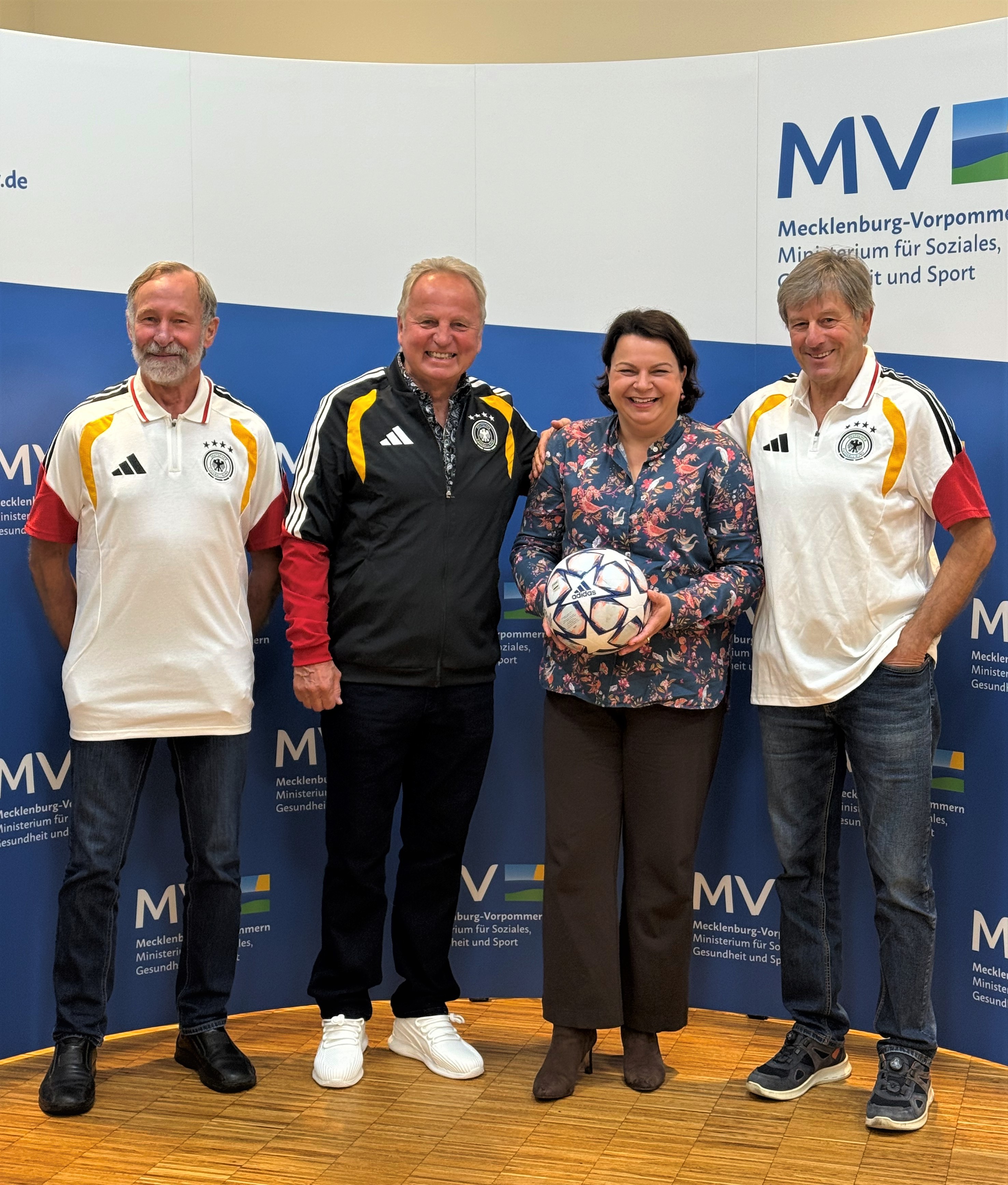 Ministerin Drese verabschiedete heute Reinhard Zerahn, Herbert Hanel und Wolfgang Wolter (v.l.n.r.) nach Australien.