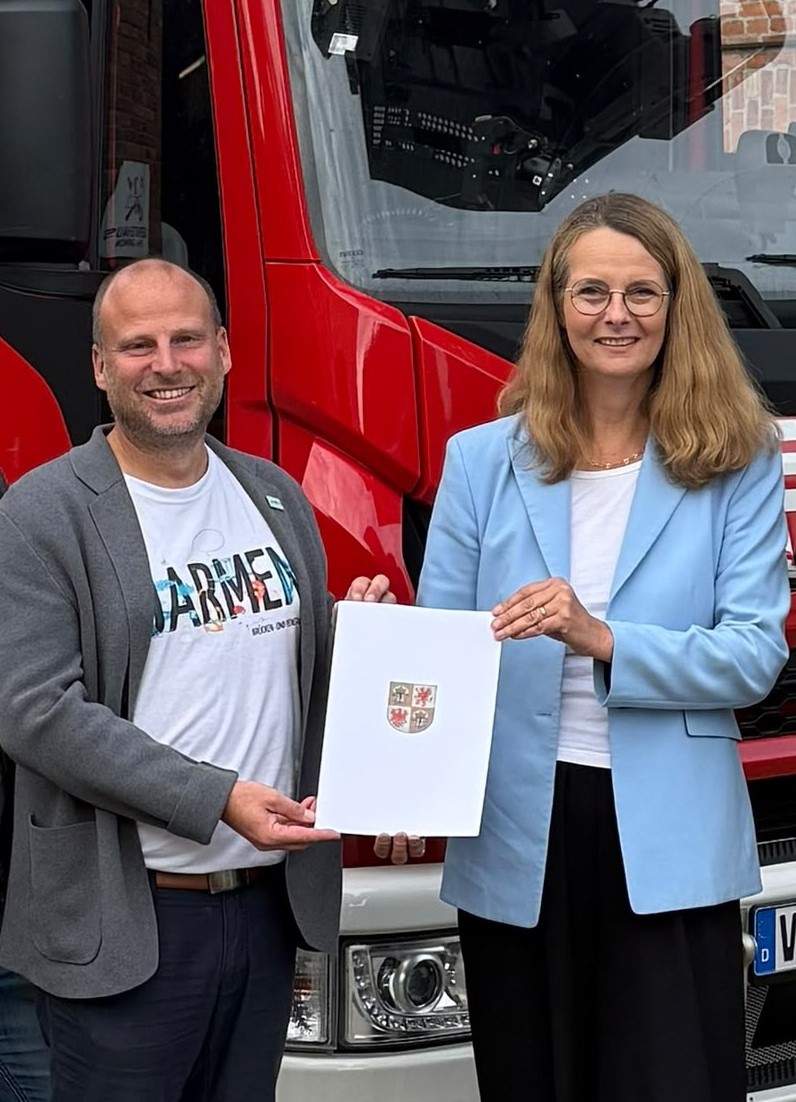 Kulturministerin Bettina Martin übergibt die Förderzusage des Landes an Bürgermeister André Werner