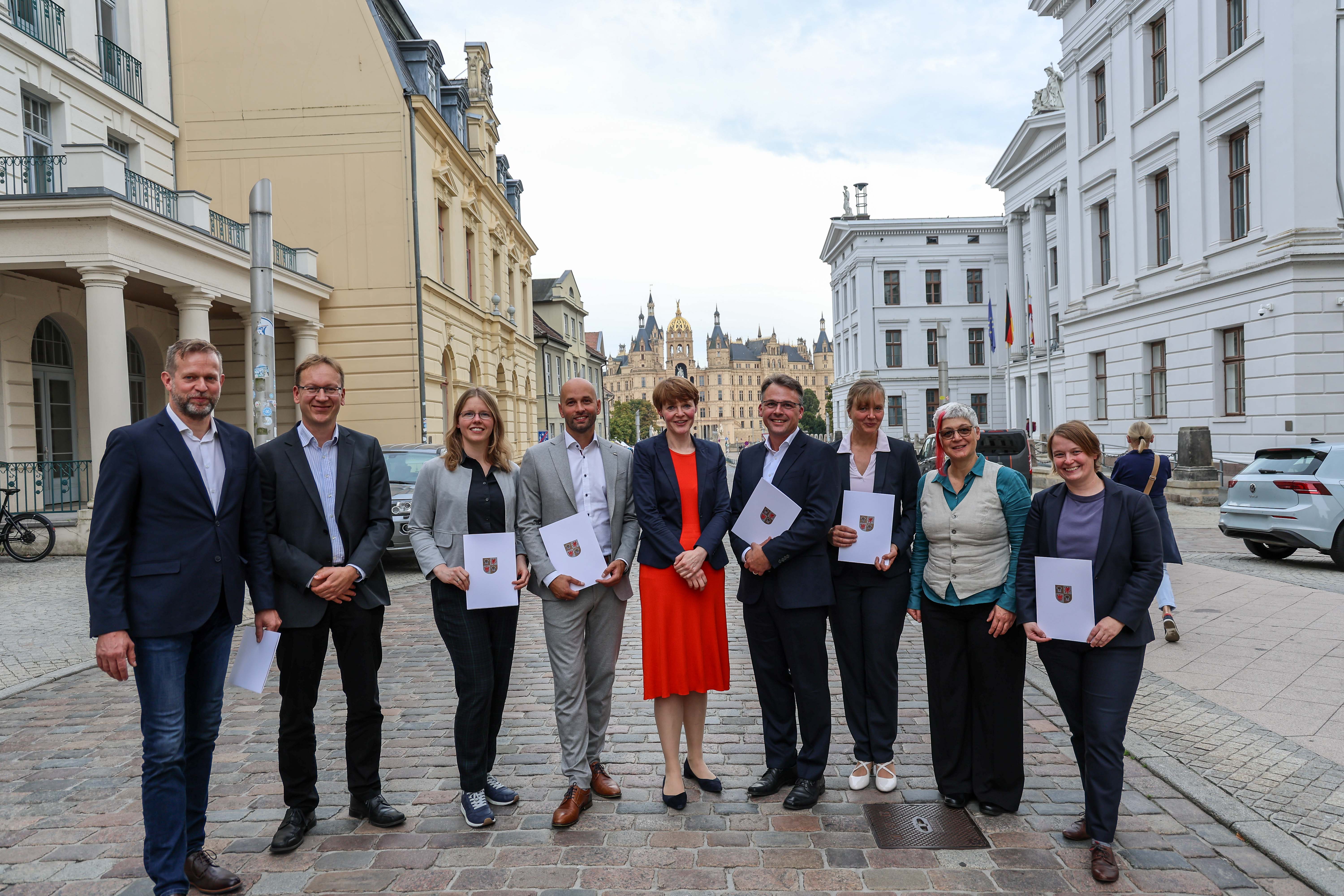 Prof. Dr. phil. Stefan Ewert, Prof. Dr. rer. nat. Bernard Lepetit, Prof. Dr. rer. nat. Silke Neuhaus-Eckhardt, Prof. Dr. rer. pol. Dr. rer. med. Bernhard Michalowsky,  Staatssekretärin Susanne Bowen, Prof. Dr. med. Dr. rer. Nat. Andreas Teufel, Prof. Dr. phil. Kerstin Ruhland, Prof. Dr. phil. Barbara Muraca und Prof. Dr. phil. Sofia Katharina Rüdiger (v.l.n.r) Foto: WKM/Christian Moeller