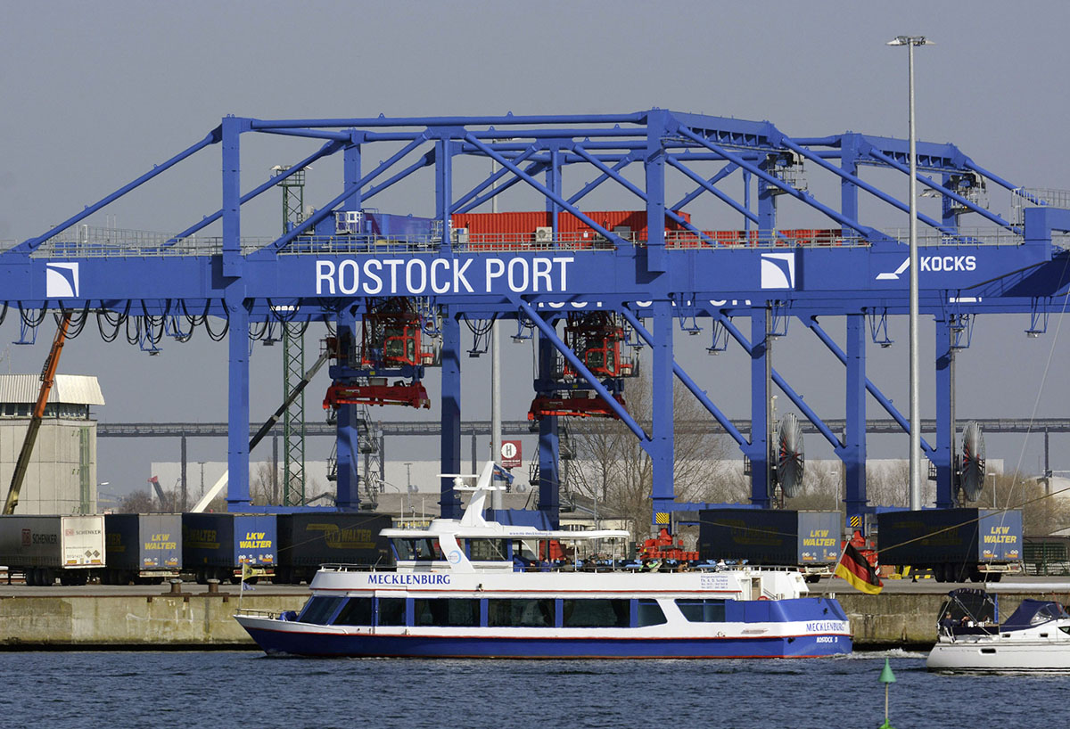 Schiff an der Kaimauer des Seehafens Rostock