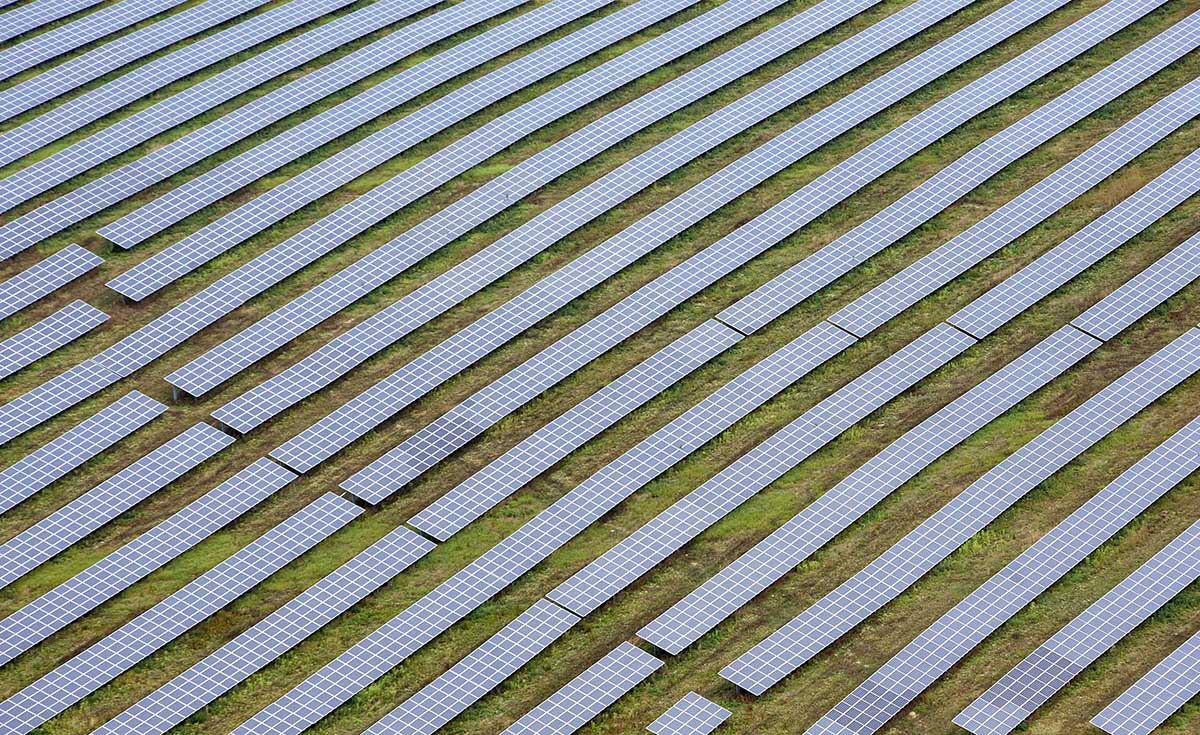 Solarpark mit flächendeckend ausgelegten Solarzellen an der Autobahn A19 bei Kritzmow