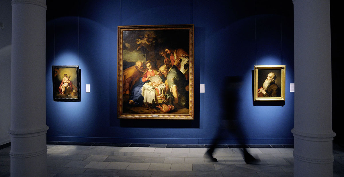 Staatliches Museum Schwerin, dunkler Raum mit drei Gemälden der Ausstellung "Der Bloemaert-Effekt! Farbe im Goldenen Zeitalter" Foto: nordlicht Staatliches Museum Schwerin, dunkler Raum mit drei Gemälden der Ausstellung "Der Bloemaert-Effekt! Farbe im Goldenen Zeitalter"
