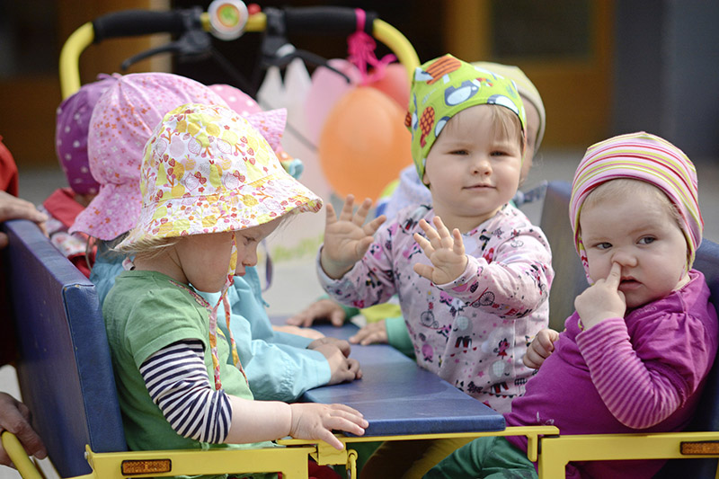 Kinder im Transportwagen einer Kindertagesstätte