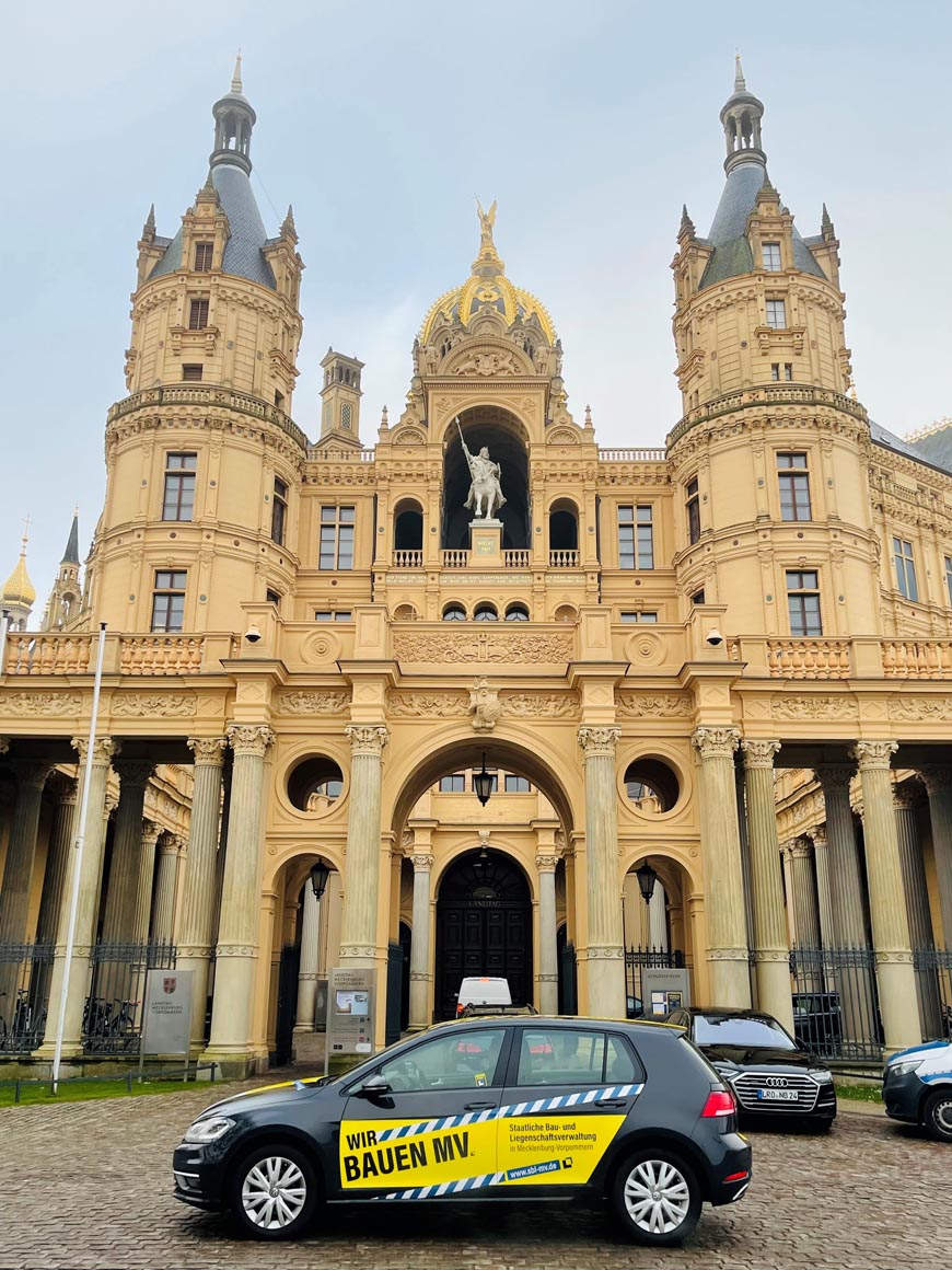 Das neue Werbefahrzeug der SBL vor dem Schloss Foto: FM Das neue Werbefahrzeug der SBL vor dem Schloss