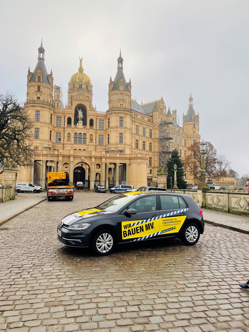 Das neue Werbefahrzeug der SLB vor dem Schloss Foto: FM Das neue Werbefahrzeug der SLB vor dem Schloss