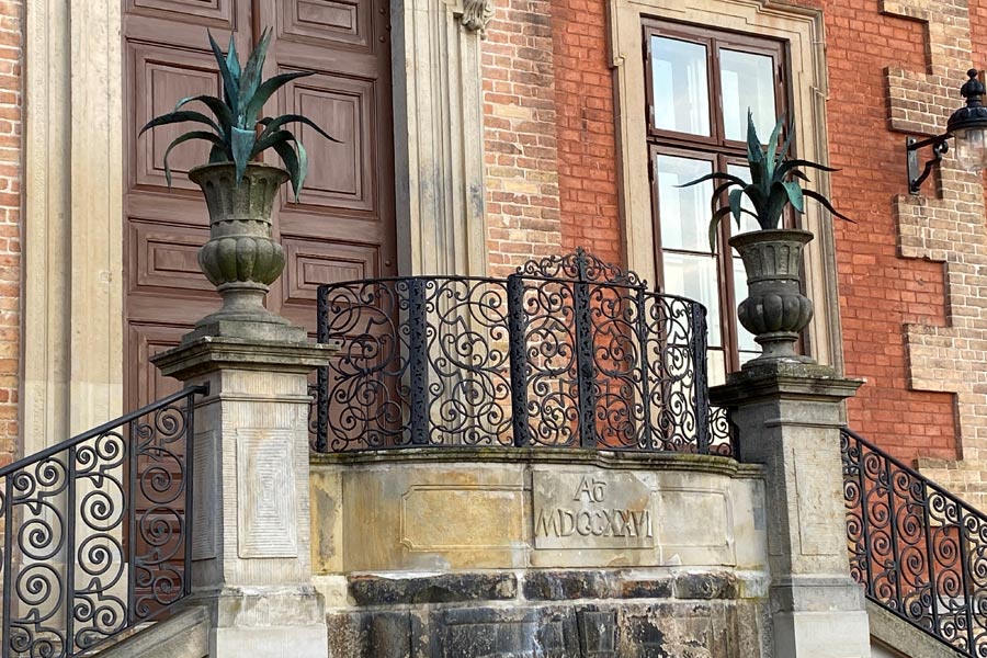 Der Treppenschmuck ist im Auftrag der Stiftung Bothmer nach historischem Vorbild nachgebildet worden