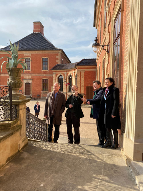 Prof. Schneider von der Stiftung Schloss Bothmer; Schlossermeister Birger Radsack; Finanzminister Reinhard Meyer; Dr. Pirko Zinnow, Direktorin der Staatlichen Schlösser und Gärten MV (v.l.n.r.)