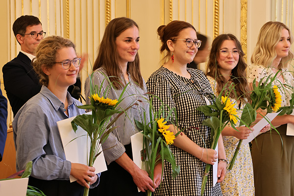 Referendarinnen und Referendare erhalten ihre Zuegnisse, Foto: Marie Zepplin
