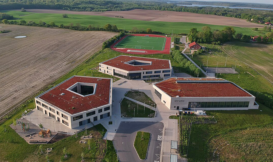 Luftaufnahme des Schulcampus „Fritz-Reuter“ in Zarrentin