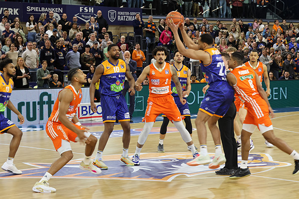 Szene aus Bundesliga-Basketballspiel zwischen Rostock Seawolves und Ratiopharm Ulm