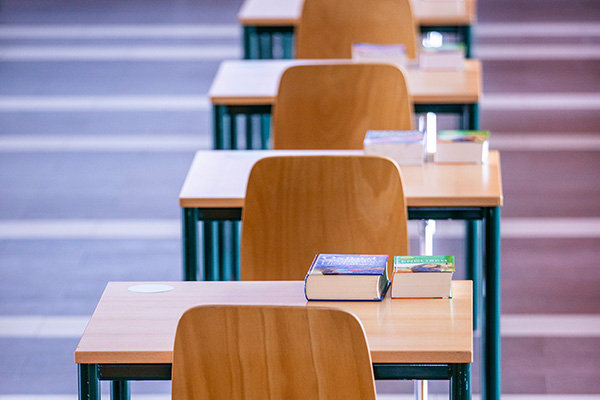 In einer Turnhalle sind Tische und Stühle für die schriftlichen Prüfungen hintereinander aufgestellt, Foto: Jens Büttner