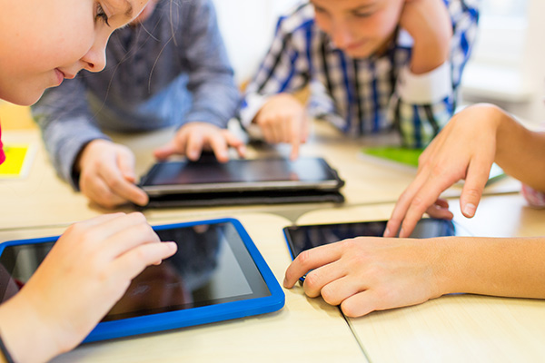 mehrere Kinder arbeiten mit Tablets, Foto: COLOURBOX/Syda Productions