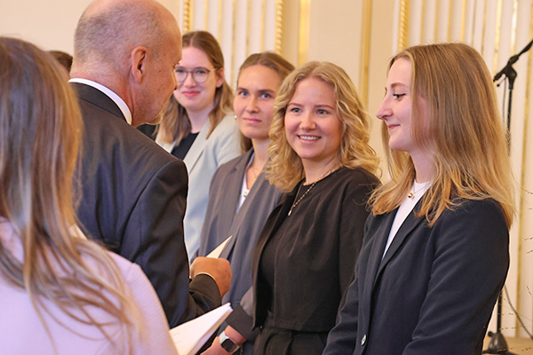Referendarinnen und Referendare erhalten ihre Zuegnisse, Foto: Marie Zepplin