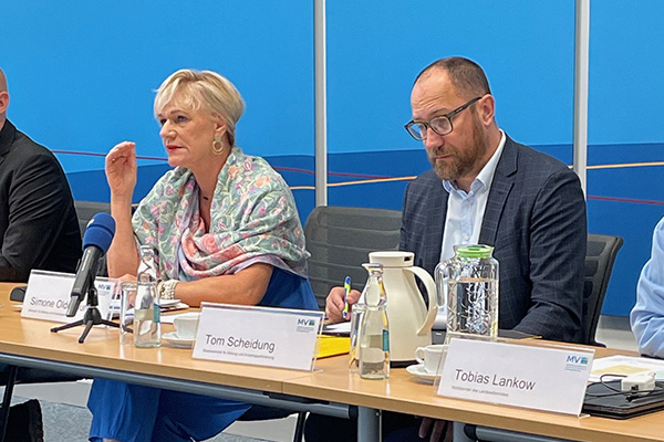 Bildungsministerin Simone Oldenburg und Staatssekretär Tom Scheidung beim Pressegespräch zur Demokratiebildung