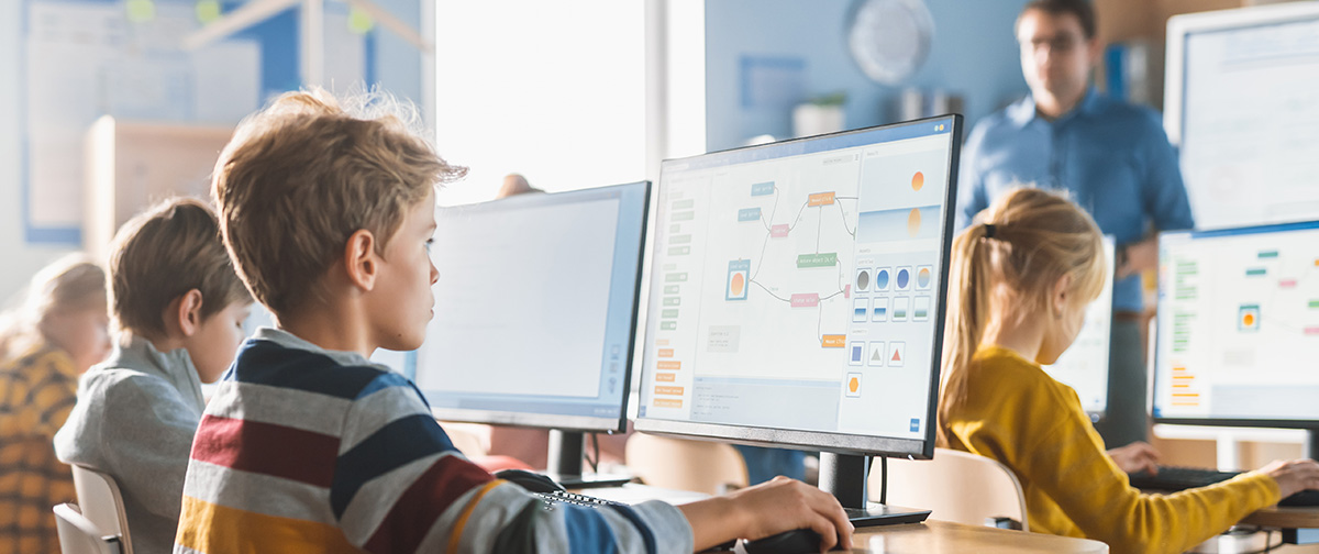 Kinder arbeiten im Untericht mit Computern, Foto: shutterstock/Gorodenkoff