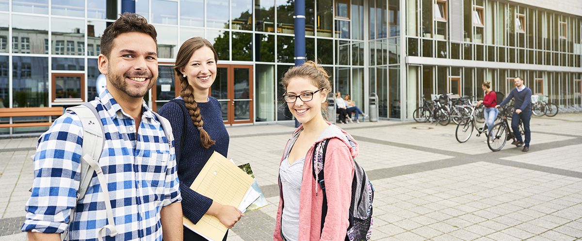 Drei Studierende stehen vor der Hochschule Stralsund, Foto: Timo Roth