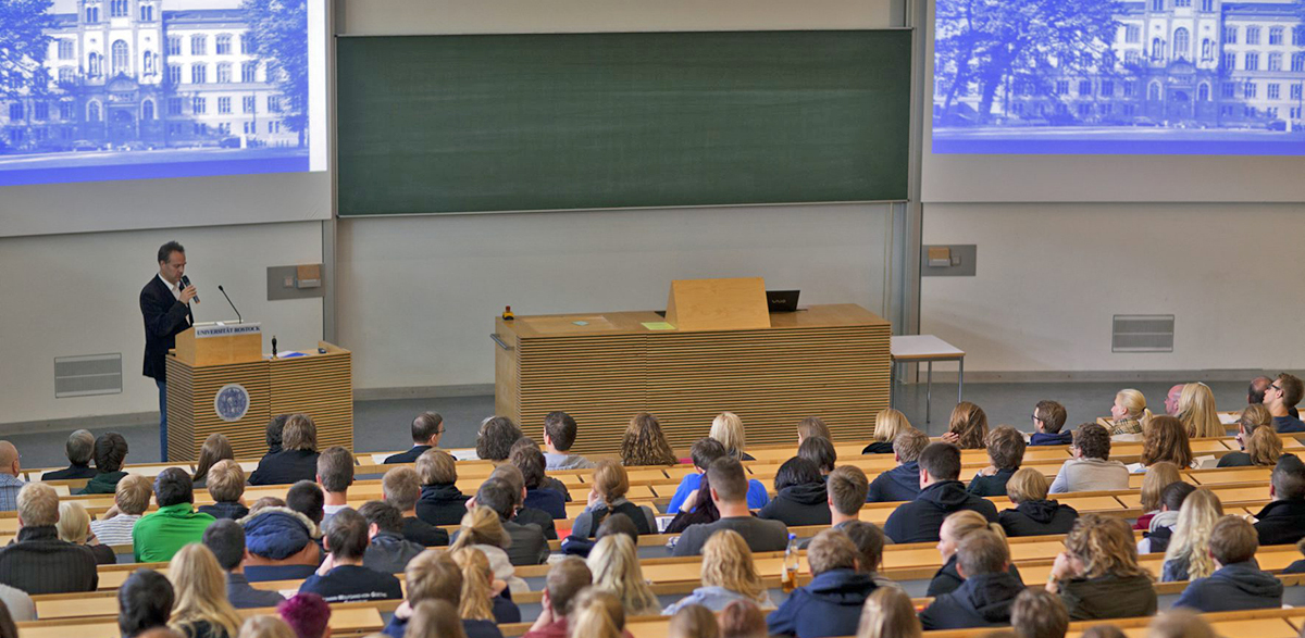 Studenten verfolgen eine Vorlesung im Auidimax der Universität Rostock, Foto: Jens Büttner/dpa