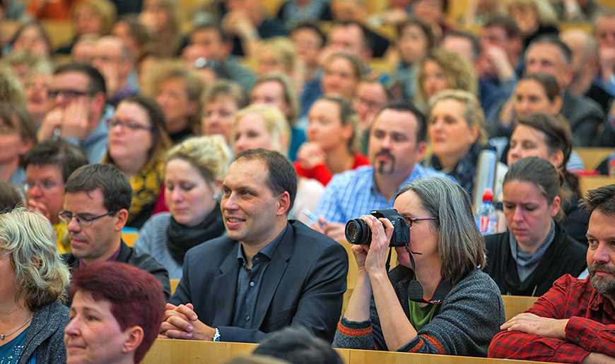 Volle Ränge mit den Teilnehmerinnen und Teilnehmern des Schulkongresses im Vorlesungssaal der Universität Rostock Volle Ränge mit den Teilnehmerinnen und Teilnehmern des Schulkongresses im Vorlesungssaal der Universität Rostock