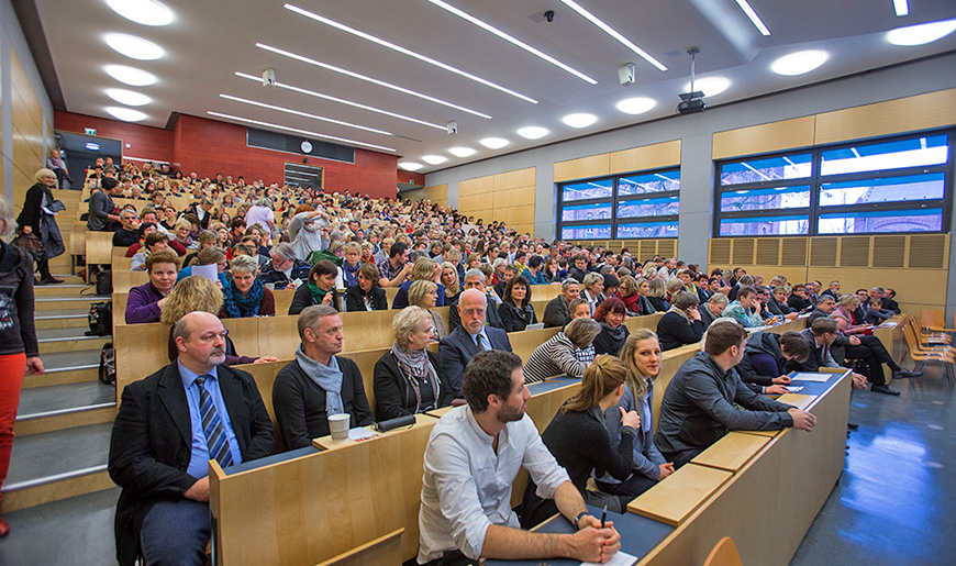 Voll besetzter Vorlesungssaal an der Universität Rostock mit den Teilnehmerinnen und Teilnehmern des Schulkongresses