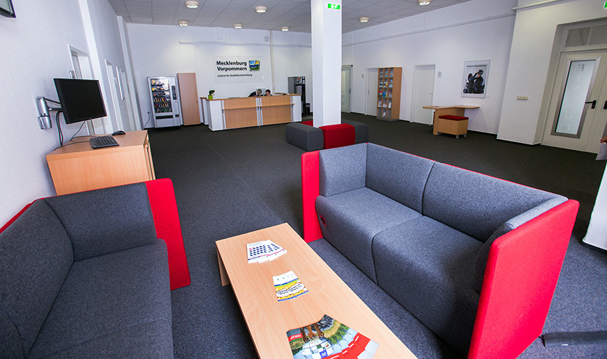 Sitzecke im Foyer des IQ M-V mit dem Empfangstresen im Hintergrund Sitzecke im Foyer des IQ M-V mit dem Empfangstresen im Hintergrund
