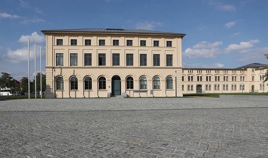 Vorplatz mit dem Gebäudeflügel des Schweriner Marstalls, in dem das Ministerium für Bildung, Wissenschaft und Kultur seinen Sitz hat, Foto: Silke Winkler