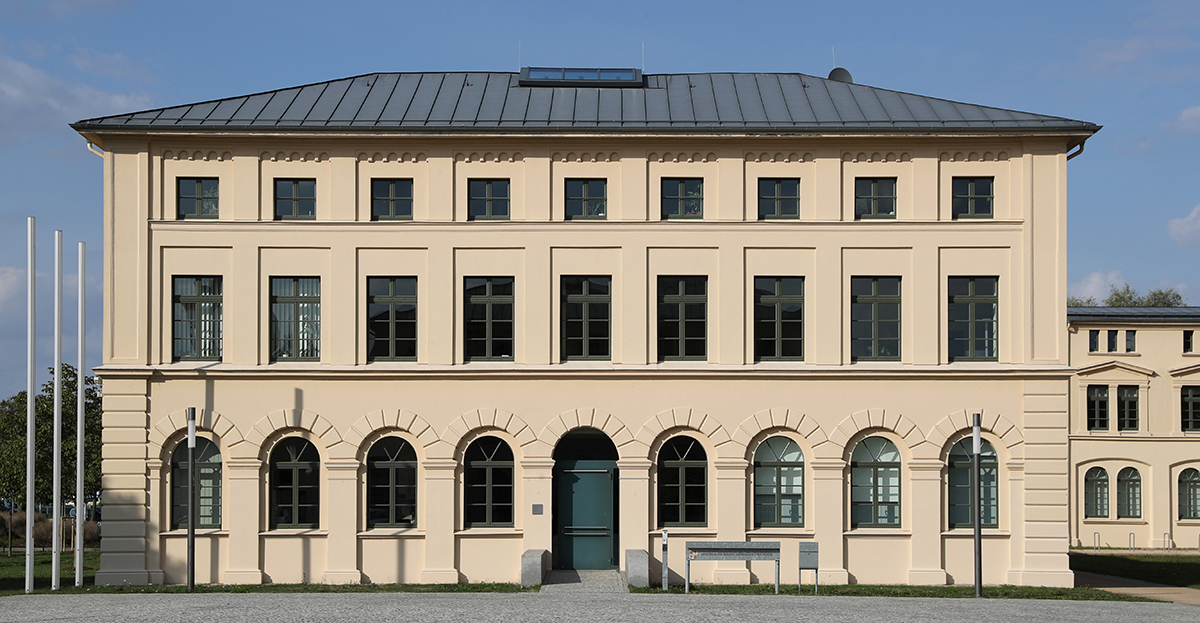 Linker Gebäudeflügel des Schweriner Marstalls mit dem Eingang des Ministeriums für Bildung und Kindertagesförderung, Foto: Silke Winkler