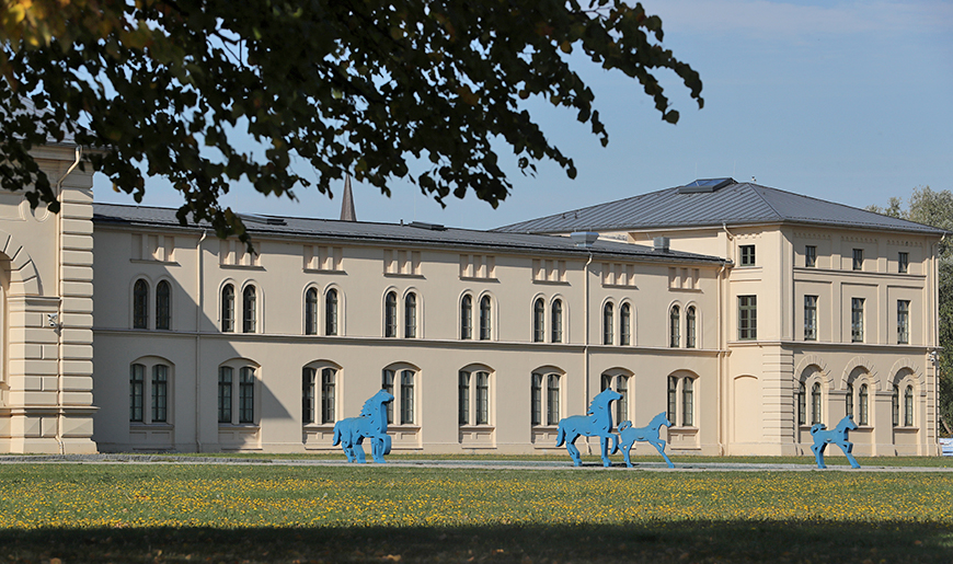 Schweriner Marstall mit vier blauen Pferdeskulpturen von der Seeseite aus gesehen, Foto: Silke Winkler