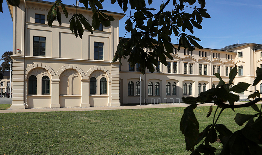 Rasenfläche vor dem Gebäudeflügel des Schweriner Marstalls, in dem das Ministerium für Bildung, Wissenschaft und Kultur seinen Sitz hat. Foto: Silke Winkler