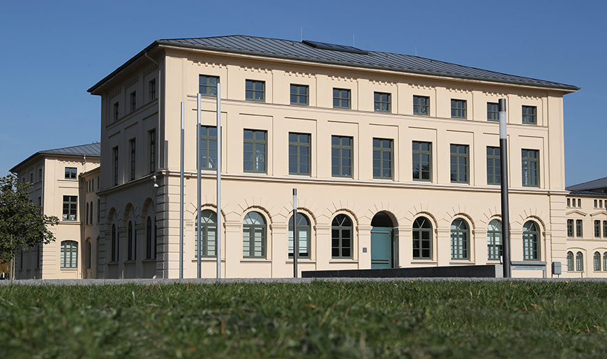 Linker Gebäudeflügel des Schweriner Marstalls mit dem Eingang des Ministeriums für Bildung, Wissenschaft und Kultur, Foto: Silke Winkler