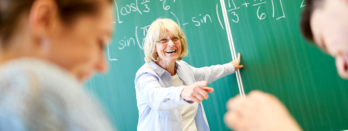 Lehrer und Schüler haben Spaß im Mathematikunterricht, Foto: Robert Kneschke - stock.adobe.com