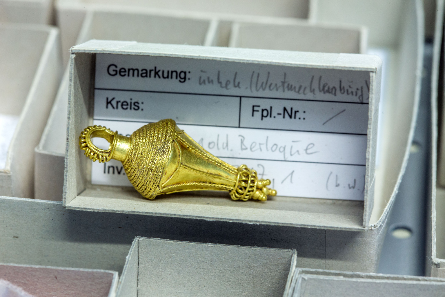 Filigrane Goldschmiedekunst, fast 2000 Jahre alt - ein Goldberlock, ursprünglich an einer Kette um den Hals getragen, Foto: Jens Büttner Foto: Jens Büttner Filigrane Goldschmiedekunst, fast 2000 Jahre alt - ein Goldberlock, ursprünglich an einer Kette um den Hals getragen, Foto: Jens Büttner