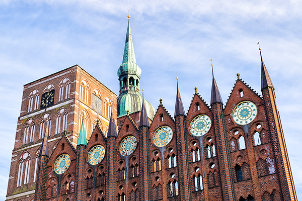 Weltkulturerbe Stralsund: Rathaus und Nikolaikirche am Alten Markt, Foto: colourbox.de